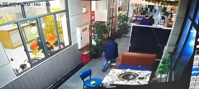 5名顾客吃火锅逃单还把锅顺走 逃餐又偷锅引发众怒