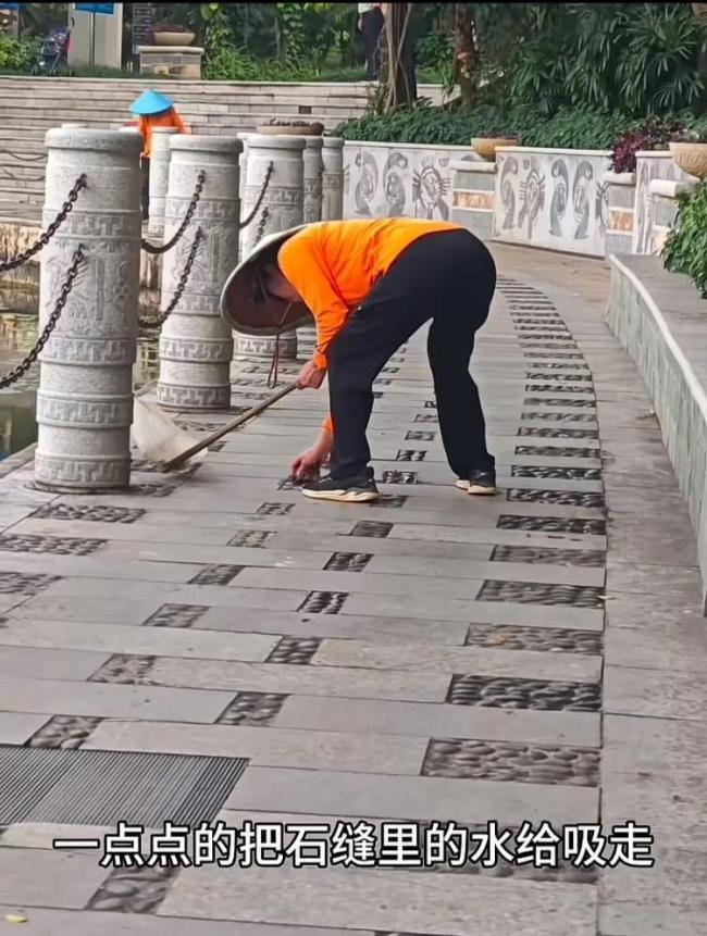 景区回应要求环卫工清理石缝积水