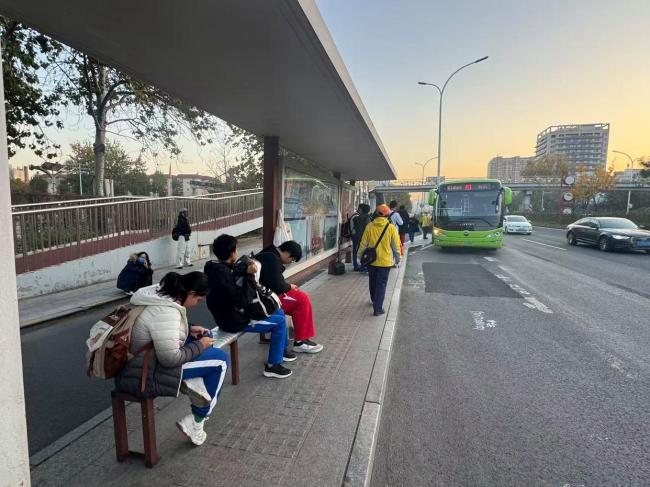 当公交站台的金属座椅穿上了棉衣 温暖市民心