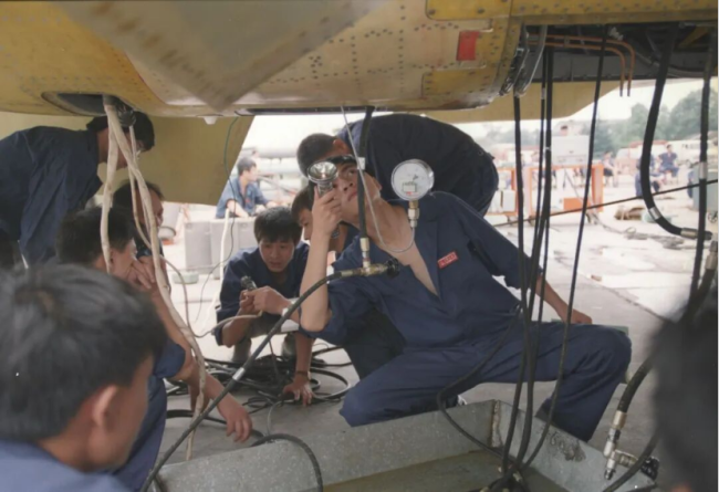 成飞的“背心哥” 其实是一群人 质朴照片背后的精神写照