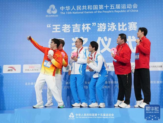 全运会男子50米仰泳徐嘉余夺冠 颁奖瞬间记录