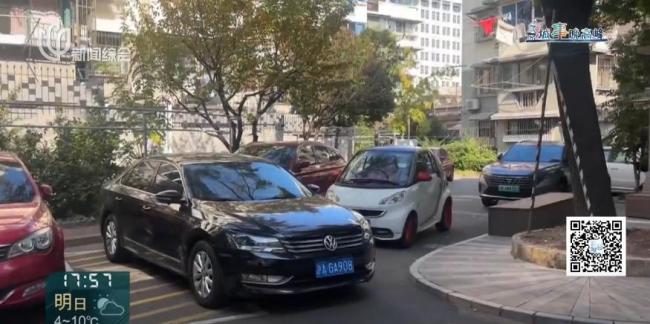 上海一私家车堵住救护车去路！