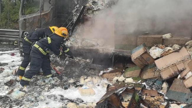 10吨金针菇在江西境内高速全被烤熟 变身“火焰菇”