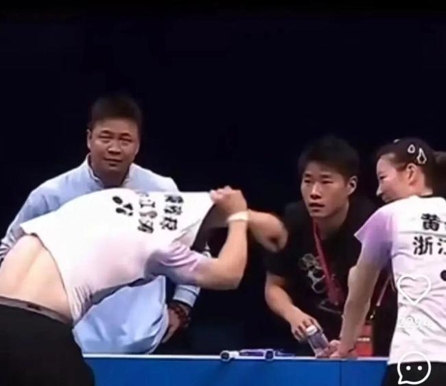 郑思维错穿黄雅琼球衣，全运会混双赛场引爆笑一幕！