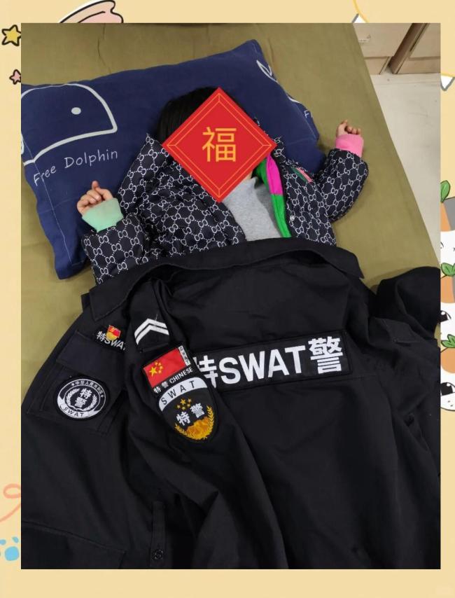 凌晨两点警察默默护送女孩骑车回家 温暖守护