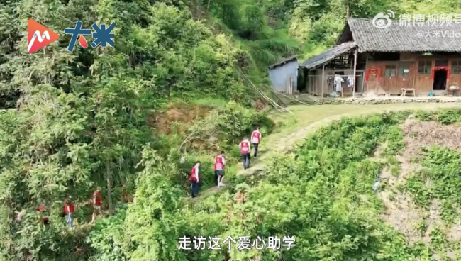 暗灯下读书的女孩有了专属房间 梦想书屋点亮希望