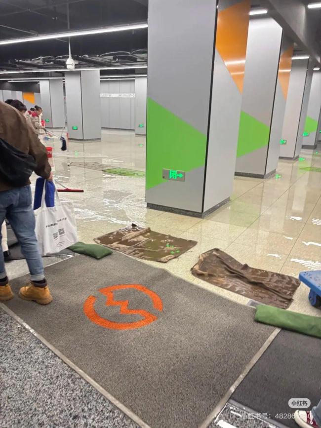 娄山关路站污水外溢发臭 上海通报 商场污水管故障所致