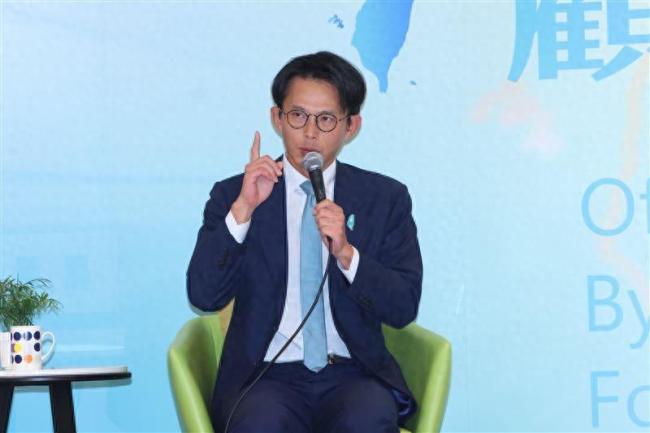 黄国昌赠蓝营水泥钨丝灯 照亮合作之路