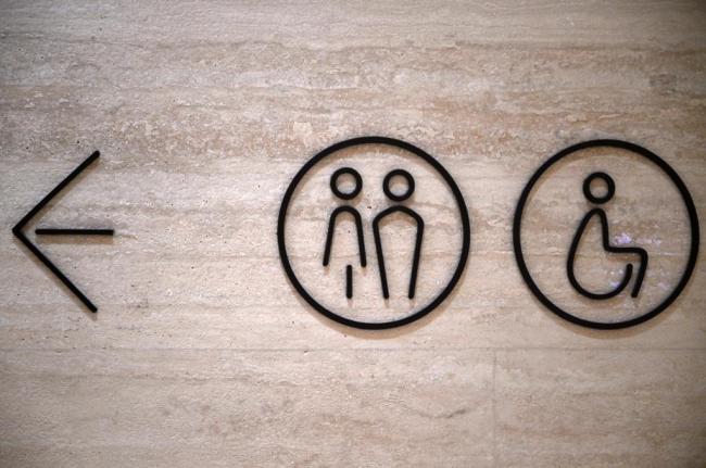 公厕标识抽象化 让人哭笑不得的“谜题”