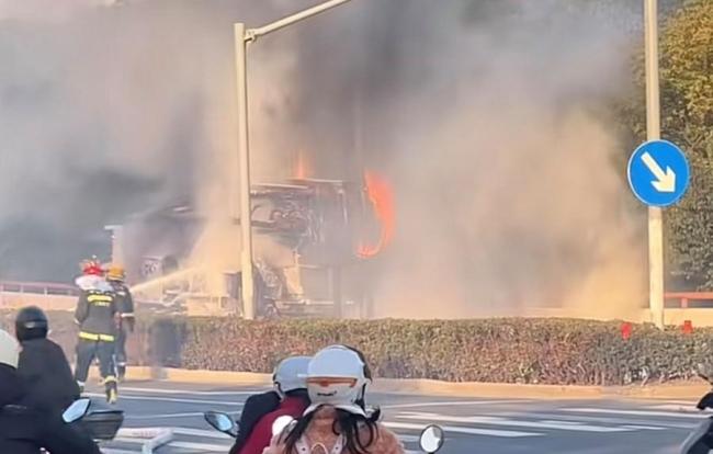 上海松江一路口水泥泵车陷入火海 早高峰突发事故