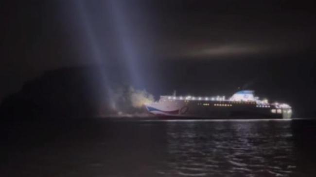 载有260东谈主的客轮在韩国珍岛隔邻搁浅