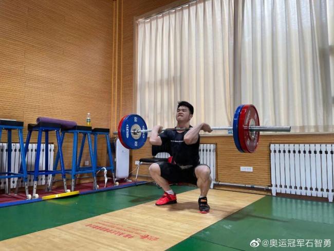 石智勇亲吻杠铃告别22年职业生涯 泪洒赛场宣告退役