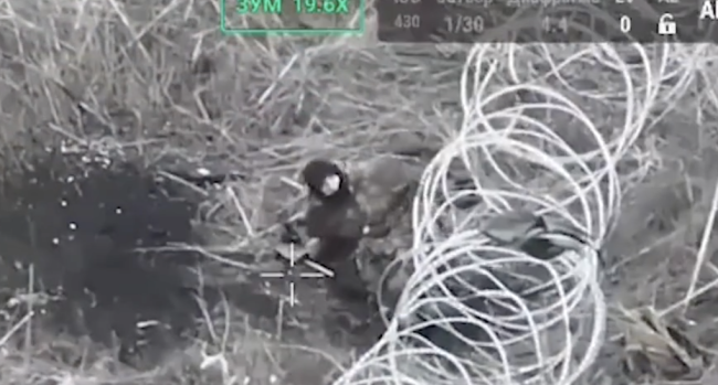 俄士兵被铁丝网卡住后奋力挣脱比手势 下秒遭无人机冲撞发生爆炸