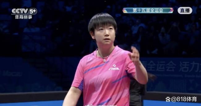 心疼!孙颖莎打完女团1场累得躺在训练场休息,不到半小时又要上第2场