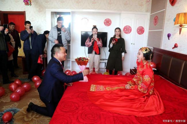 官方回应大爷大妈强行讨喜钱 婚礼闹剧引关注