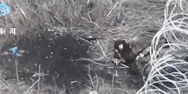 俄士兵被铁丝网卡住后奋力挣脱比手势 下秒遭无人机冲撞发生爆炸