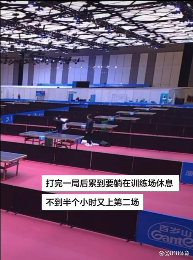 心疼!孙颖莎打完女团1场累得躺在训练场休息,不到半小时又要上第2场