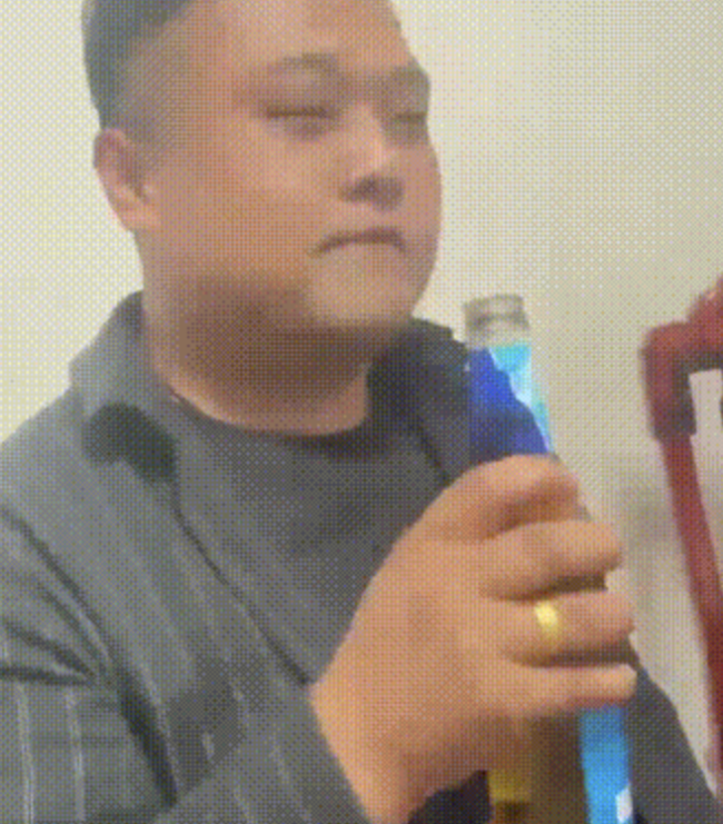 男子用眼皮开啤酒瓶盖