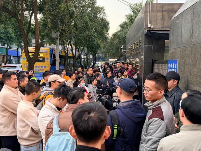 被告人当庭突然解除律师委托，成都27岁女子家门口遇害案一审宣布休庭 正当防卫争议引发关注