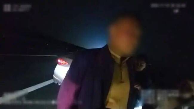 父母高速上打架10岁娃报警求助 家庭矛盾引发警情