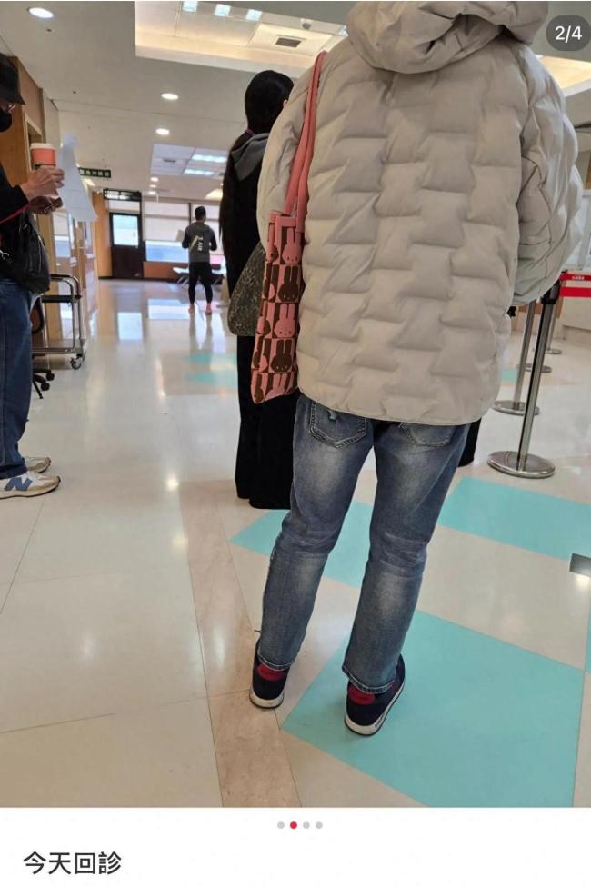 郭碧婷现身医院陪爸爸复诊 尽孝心显真情