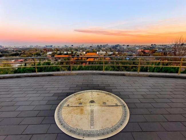 游东谈主登景山万春亭不雅早霞 小雪日出情志强