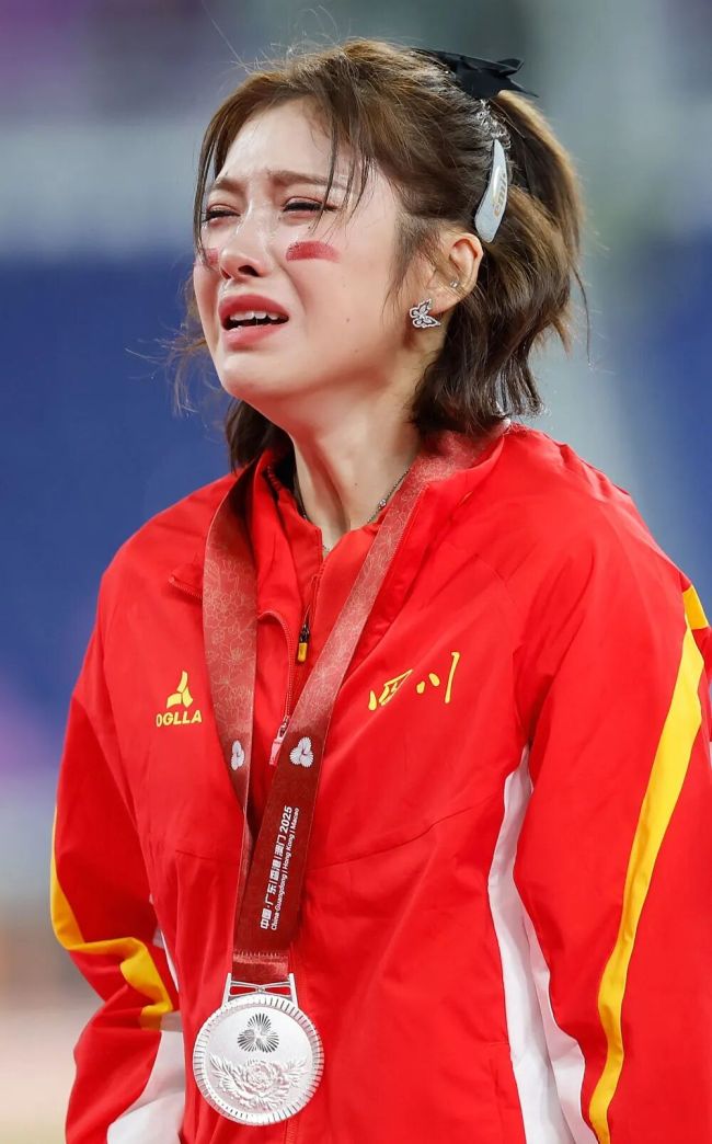 『吴艳妮』发长文回顾2025赛季 汗水与泪水交织