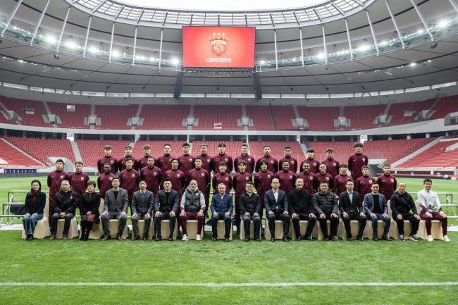 武磊王燊超举起冠军奖杯