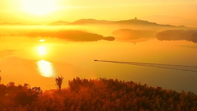 冬日平天湖上演水墨幻境 晨霧泛舟如行畫中