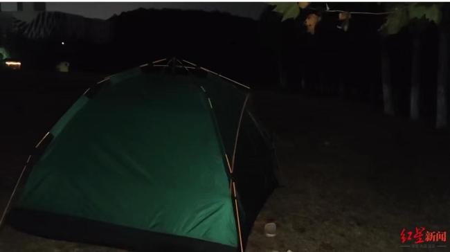 38岁男子守了鸡排哥一个月蹭流量 直播之路艰难求生