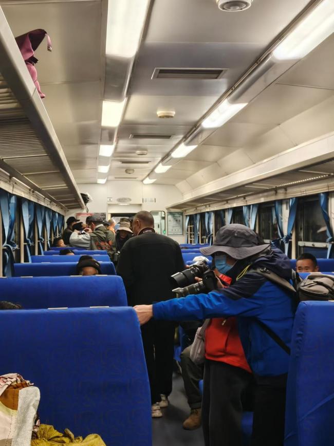 彝族老人 镜头霸凌 游客围堵拍摄引争议