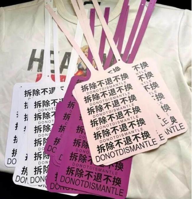 巨型吊牌防小人也误伤君子 诚信危机下的无奈之举