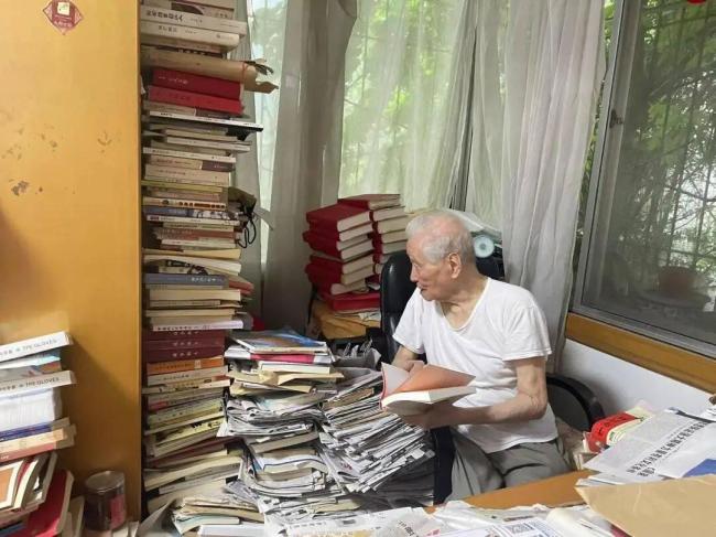 首个报道南京大屠杀的记者王火去世 百岁人生见证历史