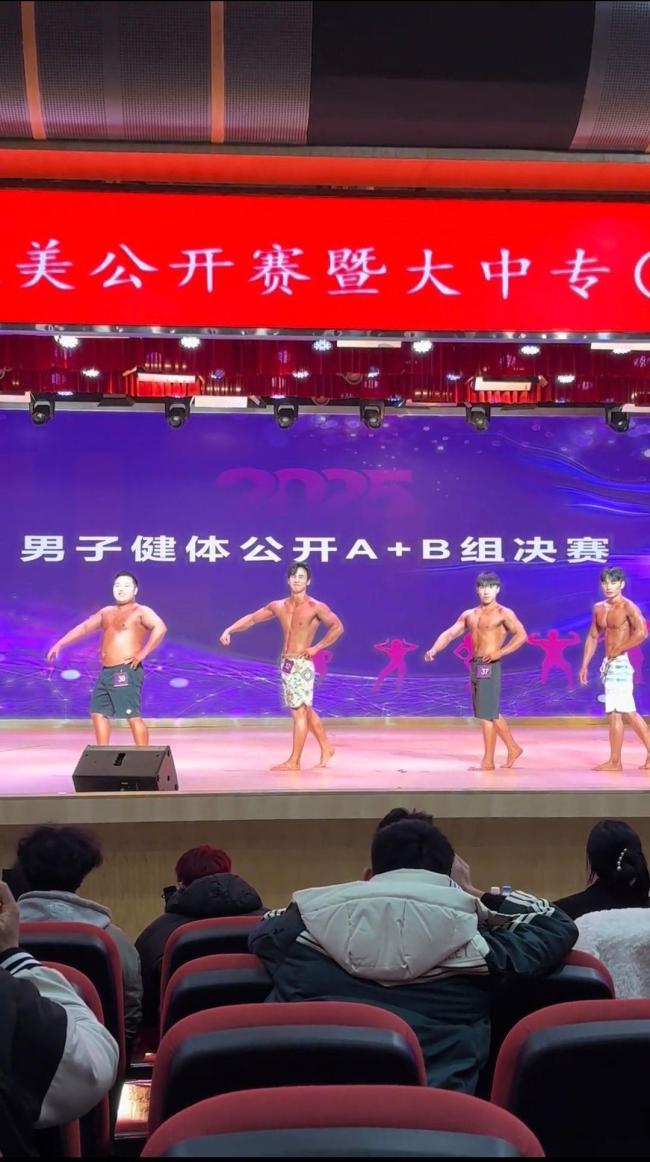 健美比賽混入一個(gè)“小胖子” 勇氣可嘉引熱議