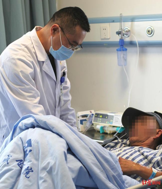 大爺酒后打賭吞打火機(jī)30年后才取出 輕狂往事揭秘