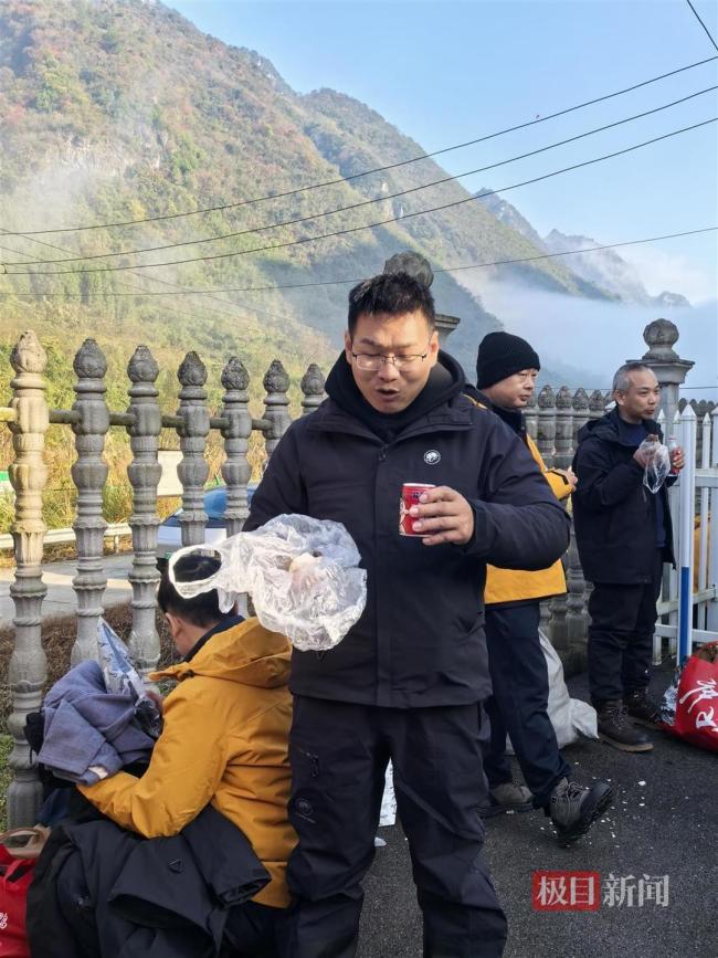 荒野选手赛前最后1小时疯狂“进补” 能量满满迎挑战