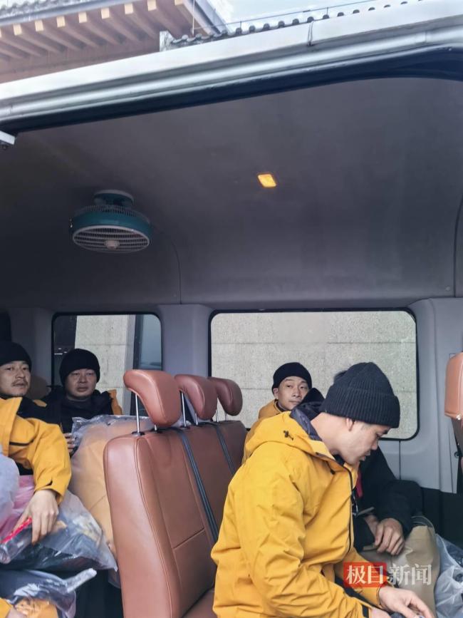 张家界荒野求生决赛开始 14强选手迎终极挑战