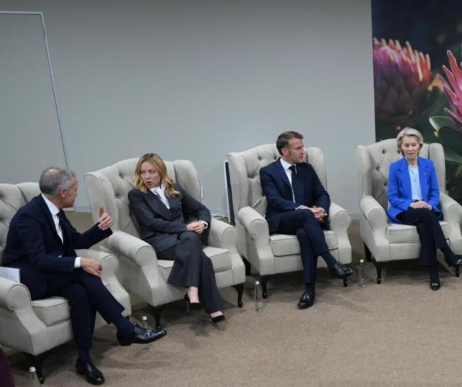 高市早苗会见马克龙靠英语翻译搭桥 迟到引发外交尴尬