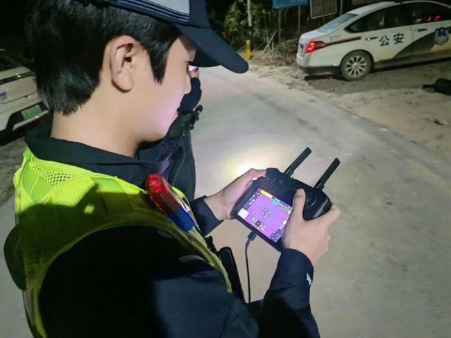 深圳16人登山迷路 警方无人机救援成功