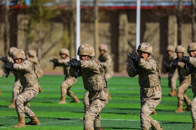 西藏军区某部千人刺杀操场面 高原练兵展现现代转型