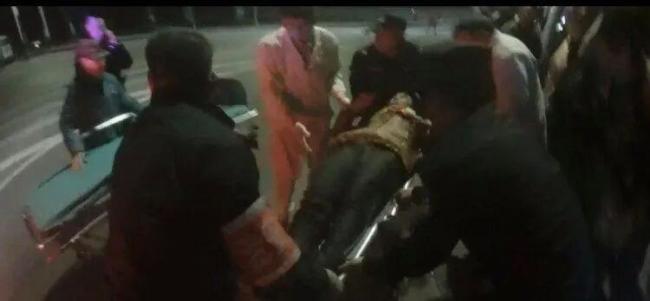 老人不慎坠入长江 民警及时救援 寒夜中的温暖救助