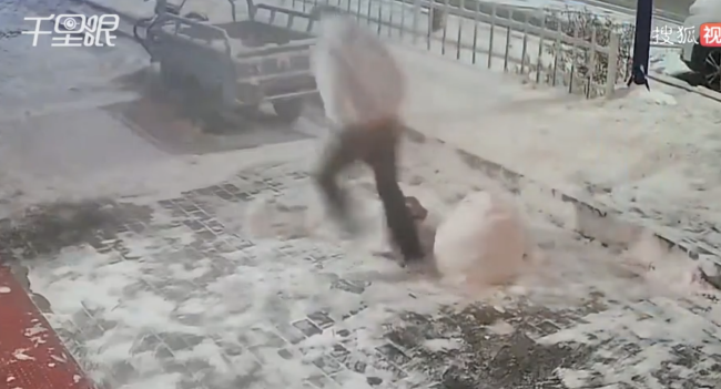 父母为给娃惊喜堆雪人却被路人踢碎
