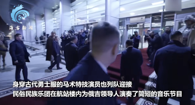 普京出访吉尔吉斯斯坦 金雕猎犬迎接