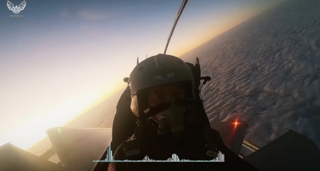 战鹰飞行员视角看云海有多壮观