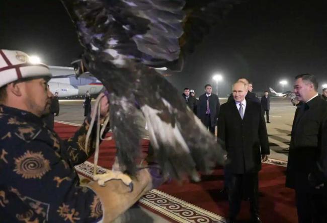 普京抵吉尔吉斯斯坦获金雕猎犬迎接 民族特色欢迎仪式