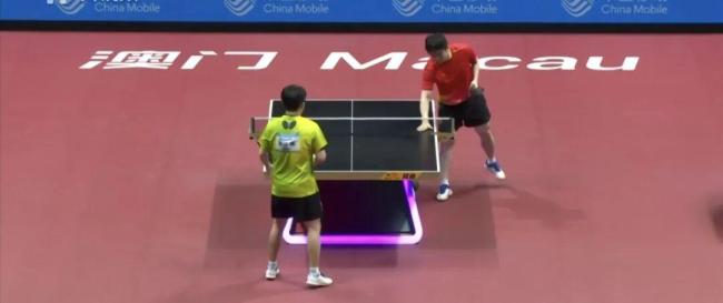 为什么乒乓球运动员老是摸球台 为了擦汗调整状态