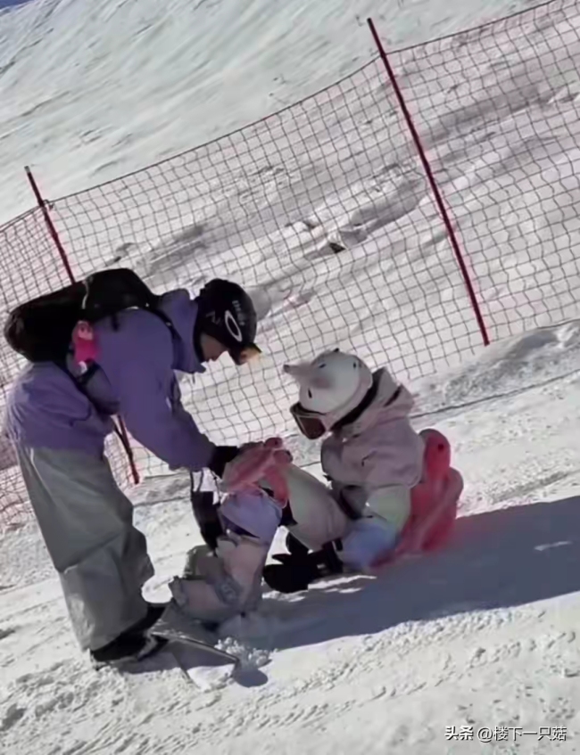 全红婵被网友目击在阿勒泰滑雪，背着可爱的小乌龟防摔护具