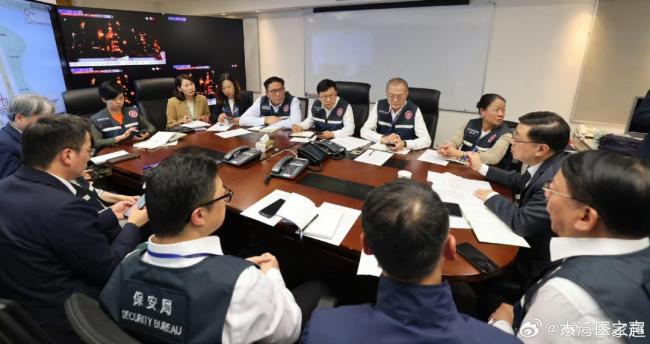 香港火災(zāi)已有數(shù)百名居民登記家屬失聯(lián) 消防員英勇殉職