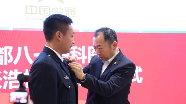 英雄张浩楠收到招聘书 退役军人再展担当