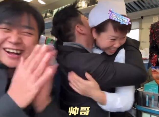 鐵路部門回應(yīng)列車售貨員遭辭退 互動影響形象？